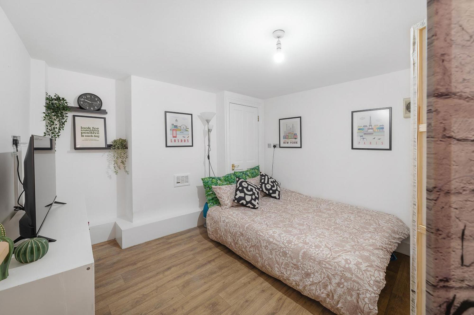 Flat Offers Superb Transport Connections * London