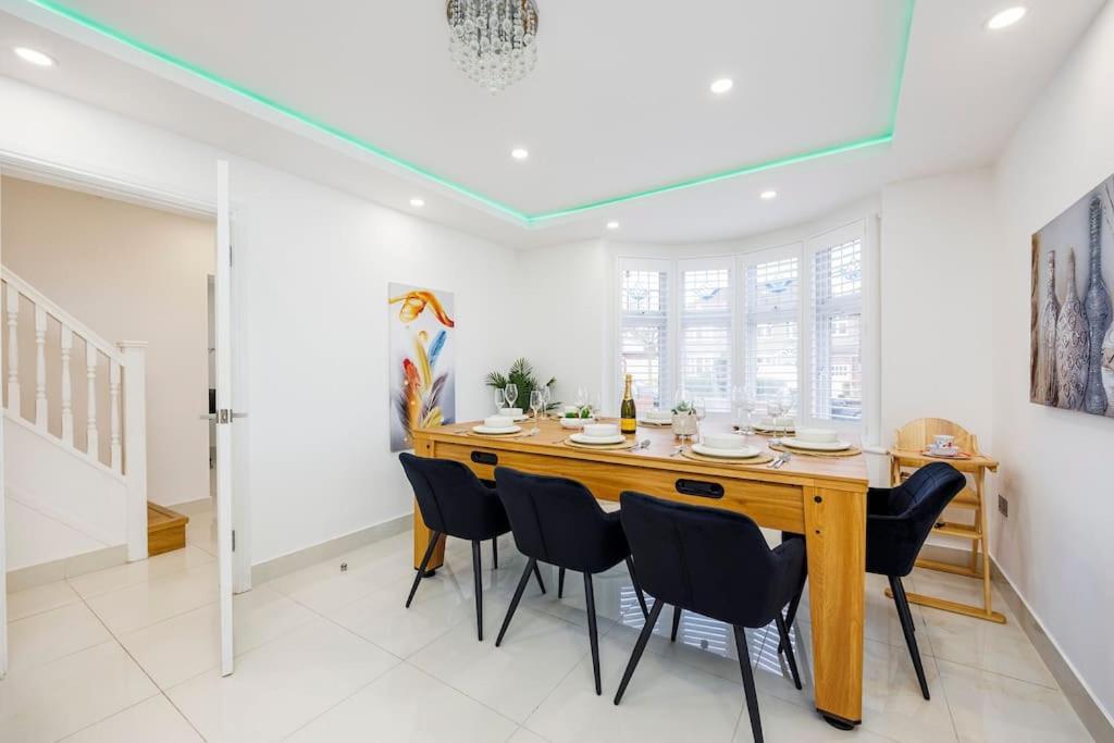 5 Bedroom Home, London, Games , Pool Table , Air Hockey Weekly & Monthly Offers With Free Parking * Londen