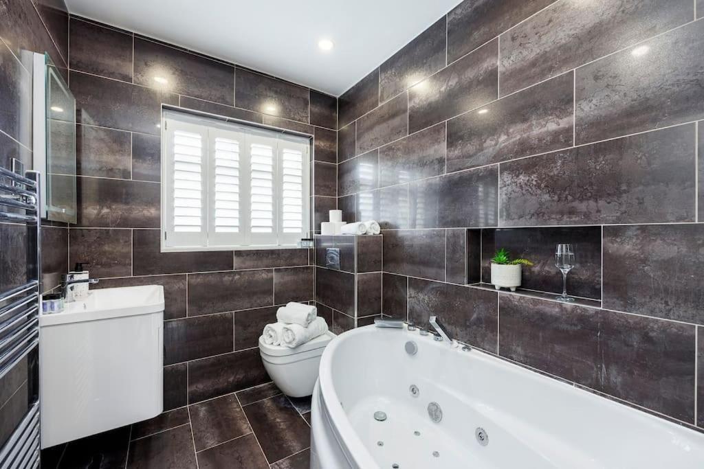 5 Bedroom Home, London, Games , Pool Table , Air Hockey Weekly & Monthly Offers With Free Parking * Londen