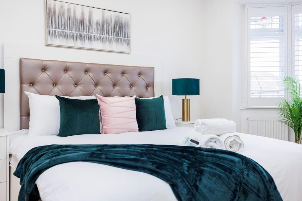 5 Bedroom Home, London, Games , Pool Table , Air Hockey Weekly & Monthly Offers With Free Parking Appartement