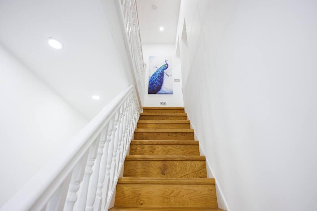 5 Bedroom Home, London, Games , Pool Table , Air Hockey Weekly & Monthly Offers With Free Parking Appartement Londen