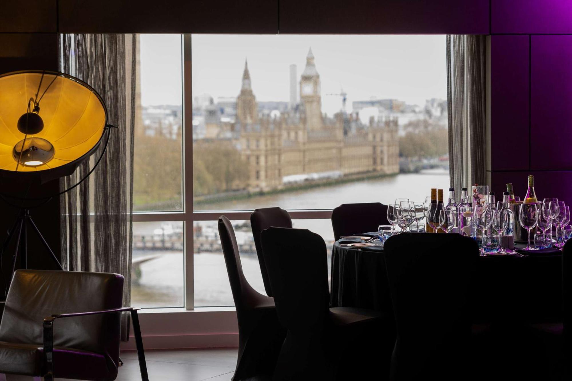 Park Plaza Riverbank 4*