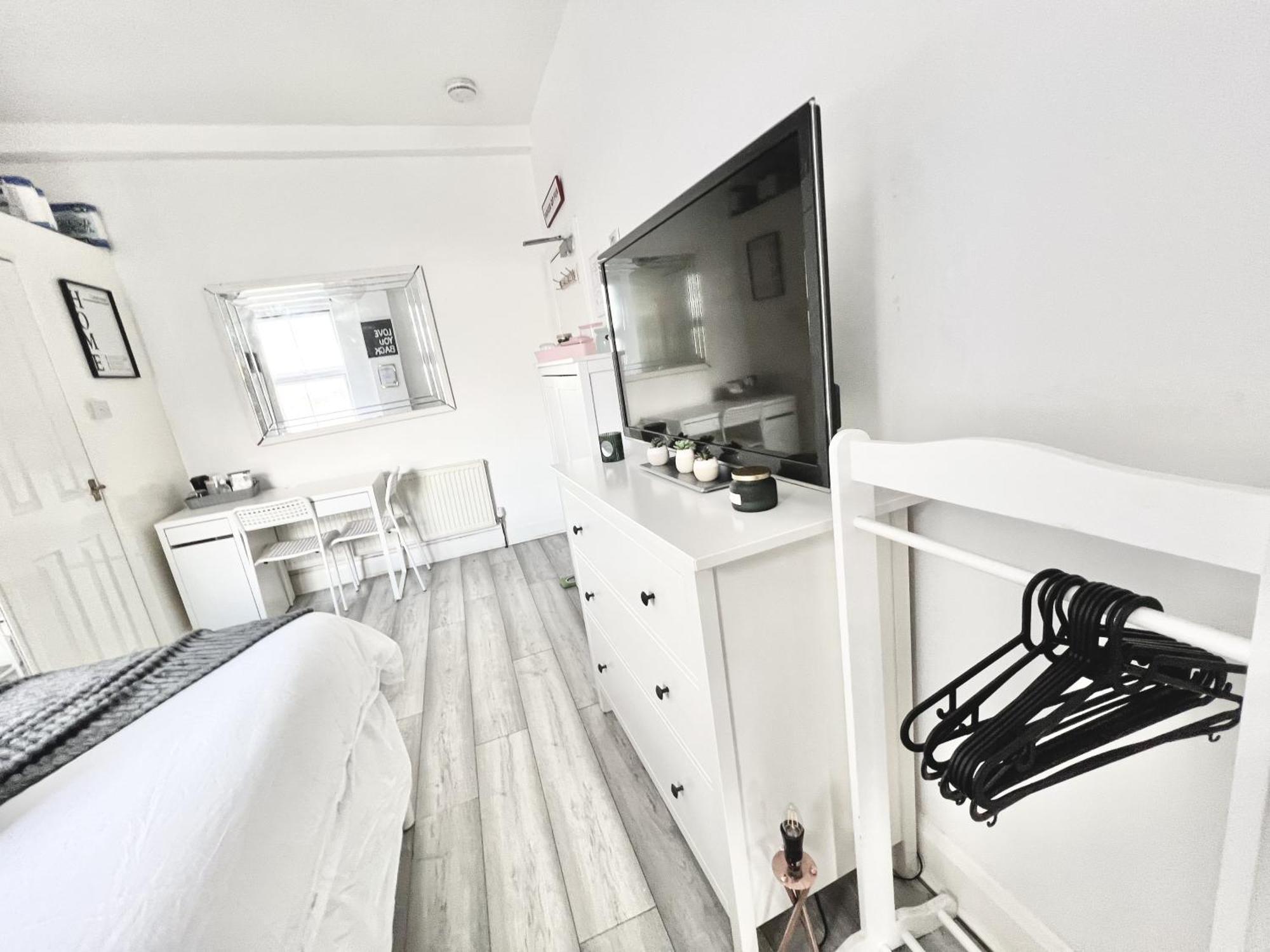 Apartment Next Westfield Mall
