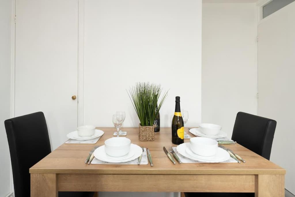 Idyllic Stylish Apartment With Fast Speed Broadband & Free Parking Londen