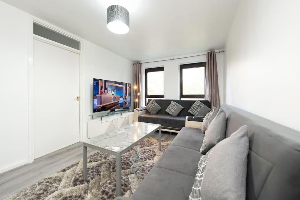 Idyllic Stylish Apartment With Fast Speed Broadband & Free Parking Appartement