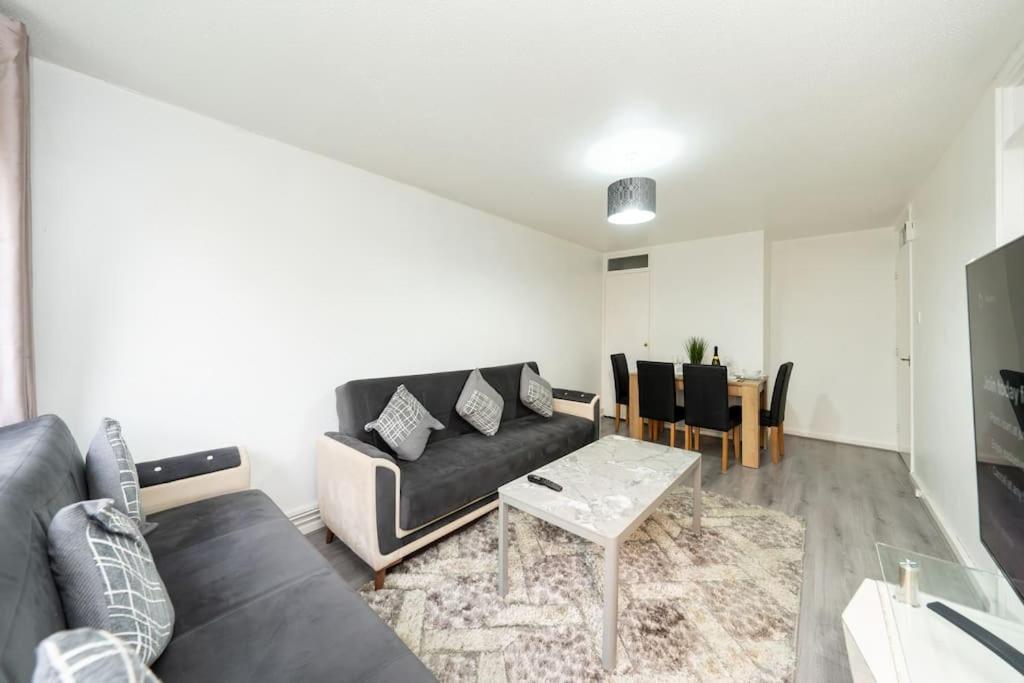 Idyllic Stylish Apartment With Fast Speed Broadband & Free Parking *