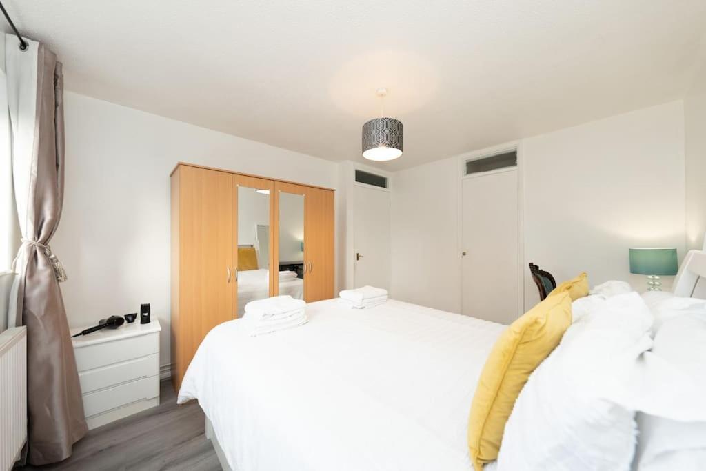 Idyllic Stylish Apartment With Fast Speed Broadband & Free Parking Londen