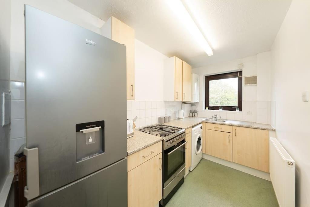 Idyllic Stylish Apartment With Fast Speed Broadband & Free Parking Appartement