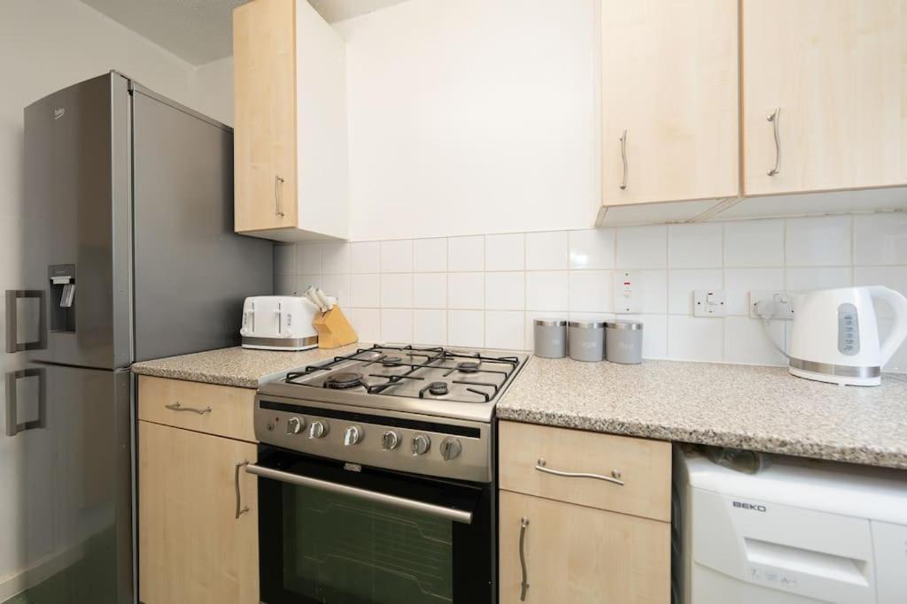 Idyllic Stylish Apartment With Fast Speed Broadband & Free Parking Appartement Londen