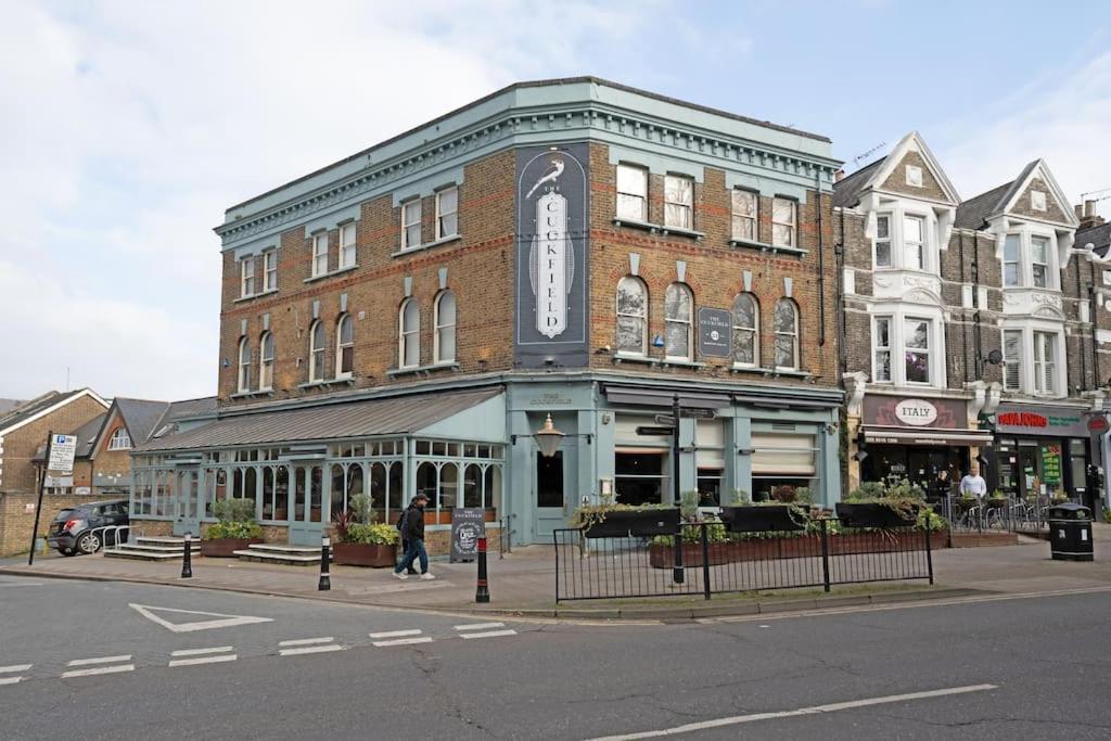 Idyllic Stylish Apartment With Fast Speed Broadband & Free Parking Appartement