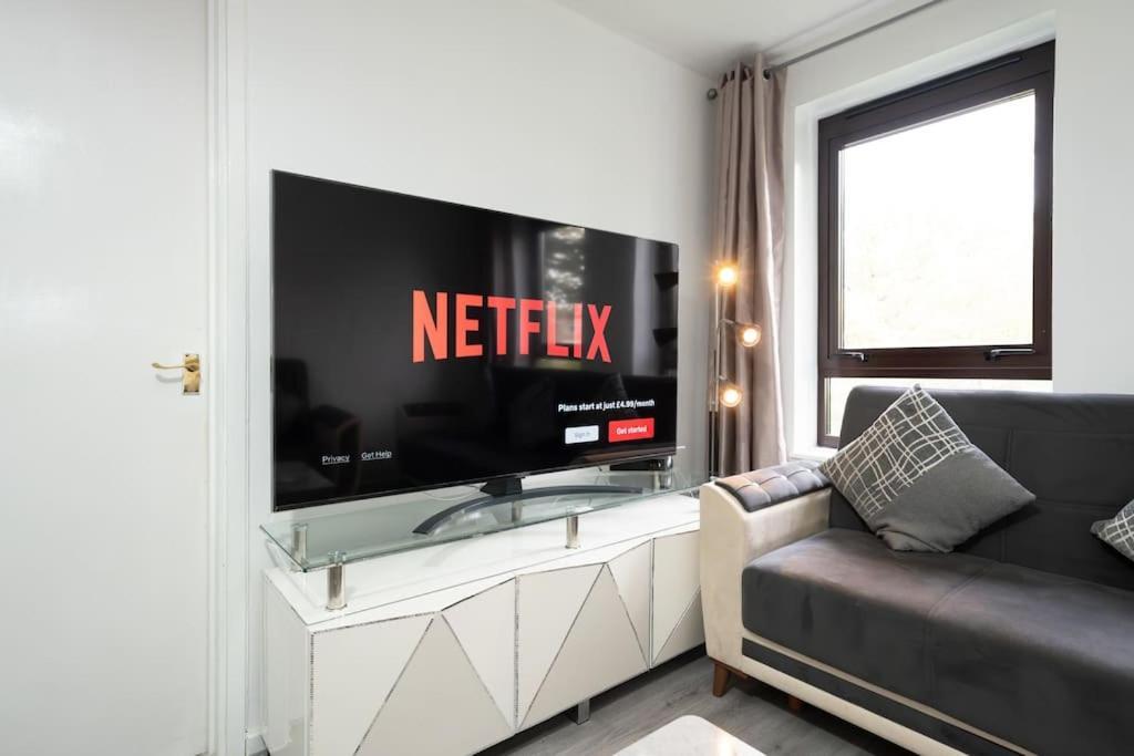 Idyllic Stylish Apartment With Fast Speed Broadband & Free Parking *