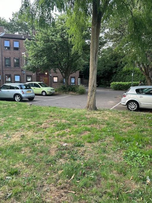 Idyllic Stylish Apartment With Fast Speed Broadband & Free Parking