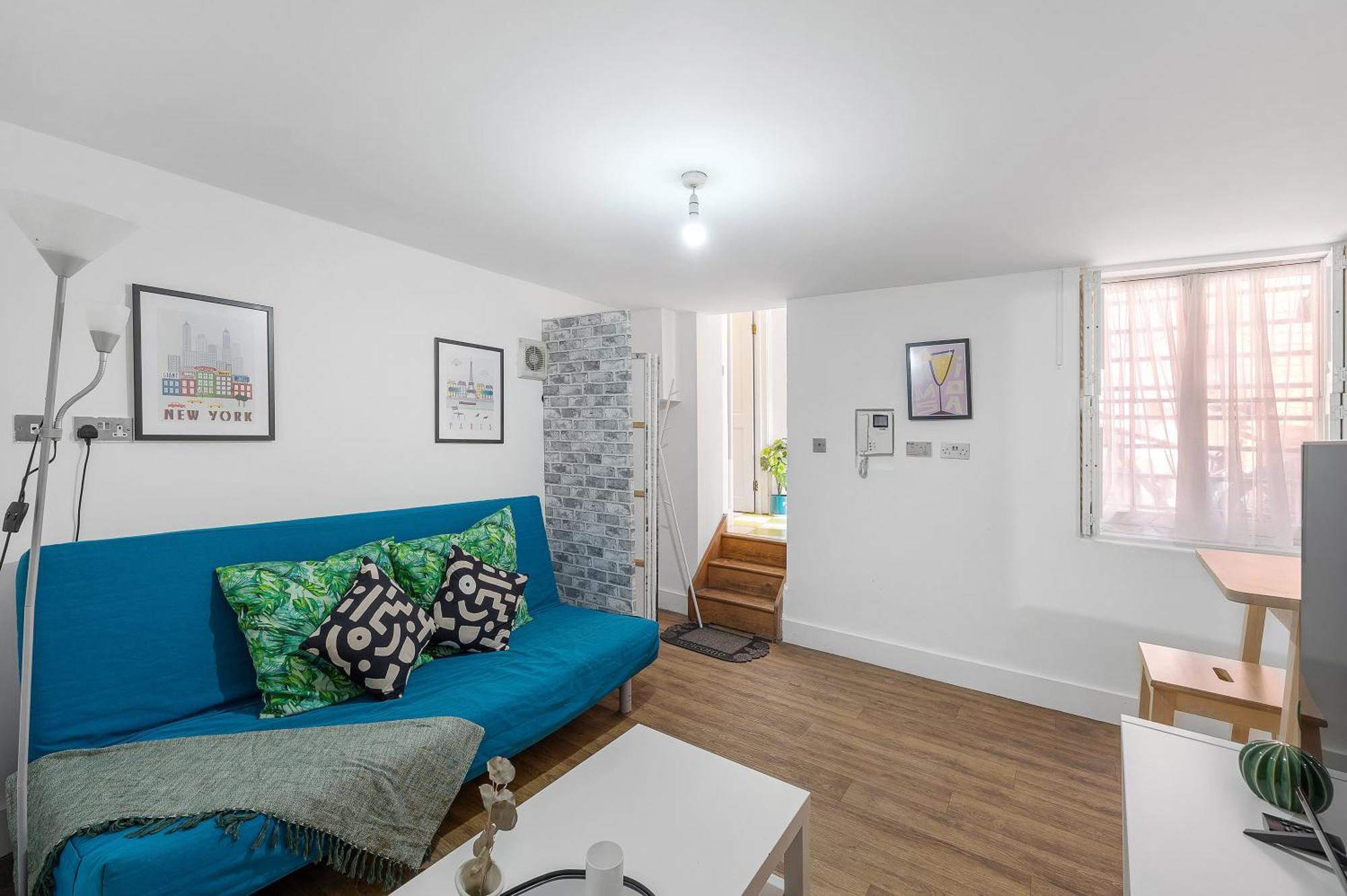 Flat Offers Superb Transport Connections * London