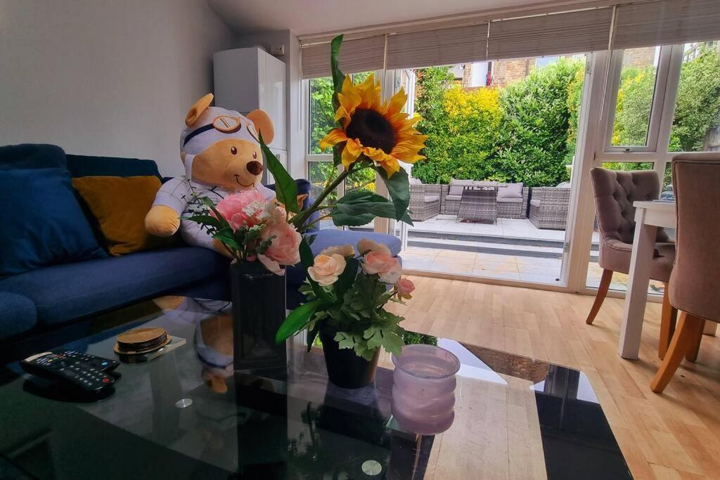 Apartment 5 Bed With Cinema, F1 Racing Sim, 1 Gb Internet, Bbq, Garden, 20 Mins London, Parking, Ev Port, Metro 5 Mins Walk London