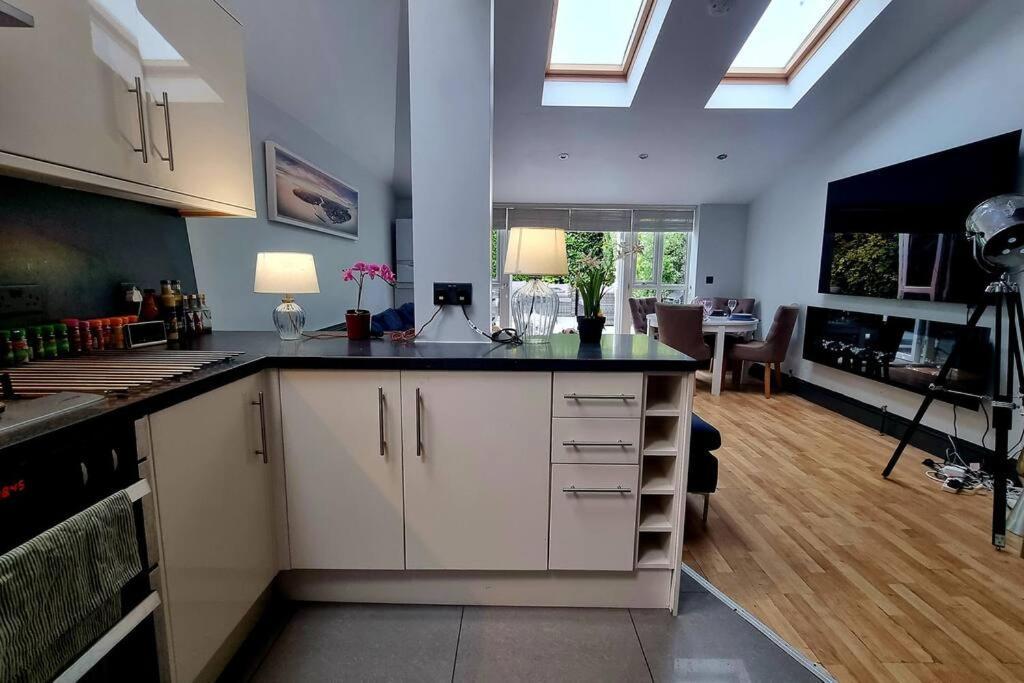 Apartment 5 Bed With Cinema, F1 Racing Sim, 1 Gb Internet, Bbq, Garden, 20 Mins London, Parking, Ev Port, Metro 5 Mins Walk