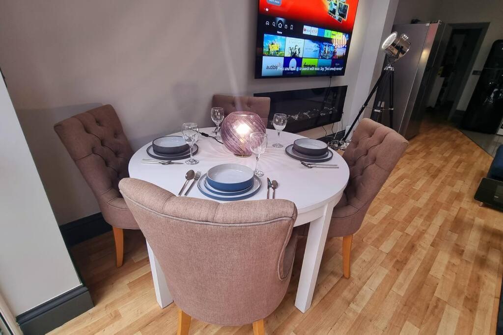 5 Bed With Cinema, F1 Racing Sim, 1 Gb Internet, Bbq, Garden, 20 Mins London, Parking, Ev Port, Metro 5 Mins Walk * London