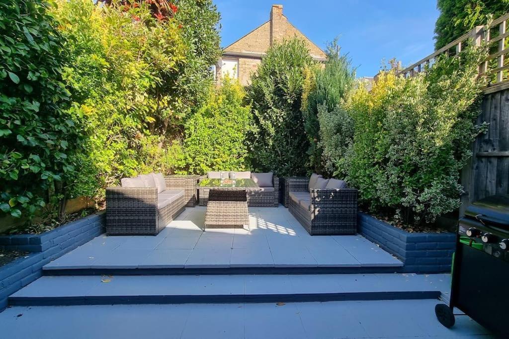 5 Bed With Cinema, F1 Racing Sim, 1 Gb Internet, Bbq, Garden, 20 Mins London, Parking, Ev Port, Metro 5 Mins Walk * London