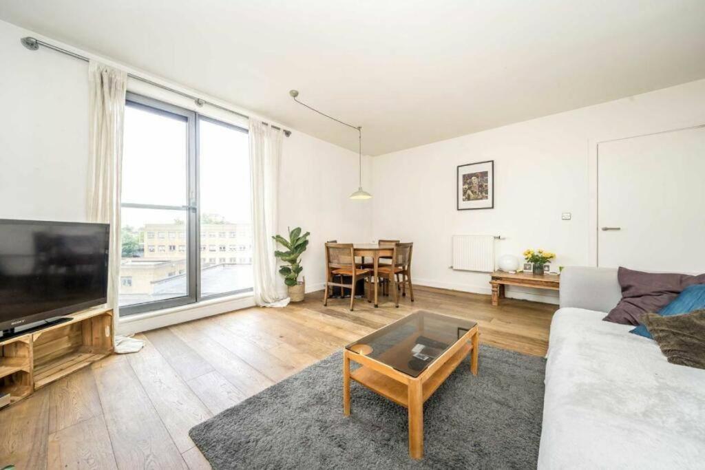 Spacious Three Bedroom London