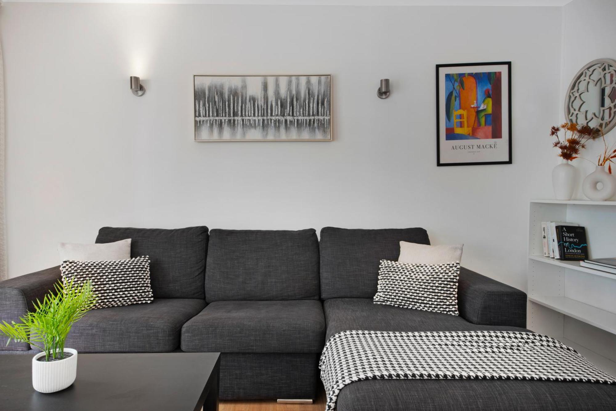 2 Bed Apartment- London- Lift & Balcony Appartement Londen