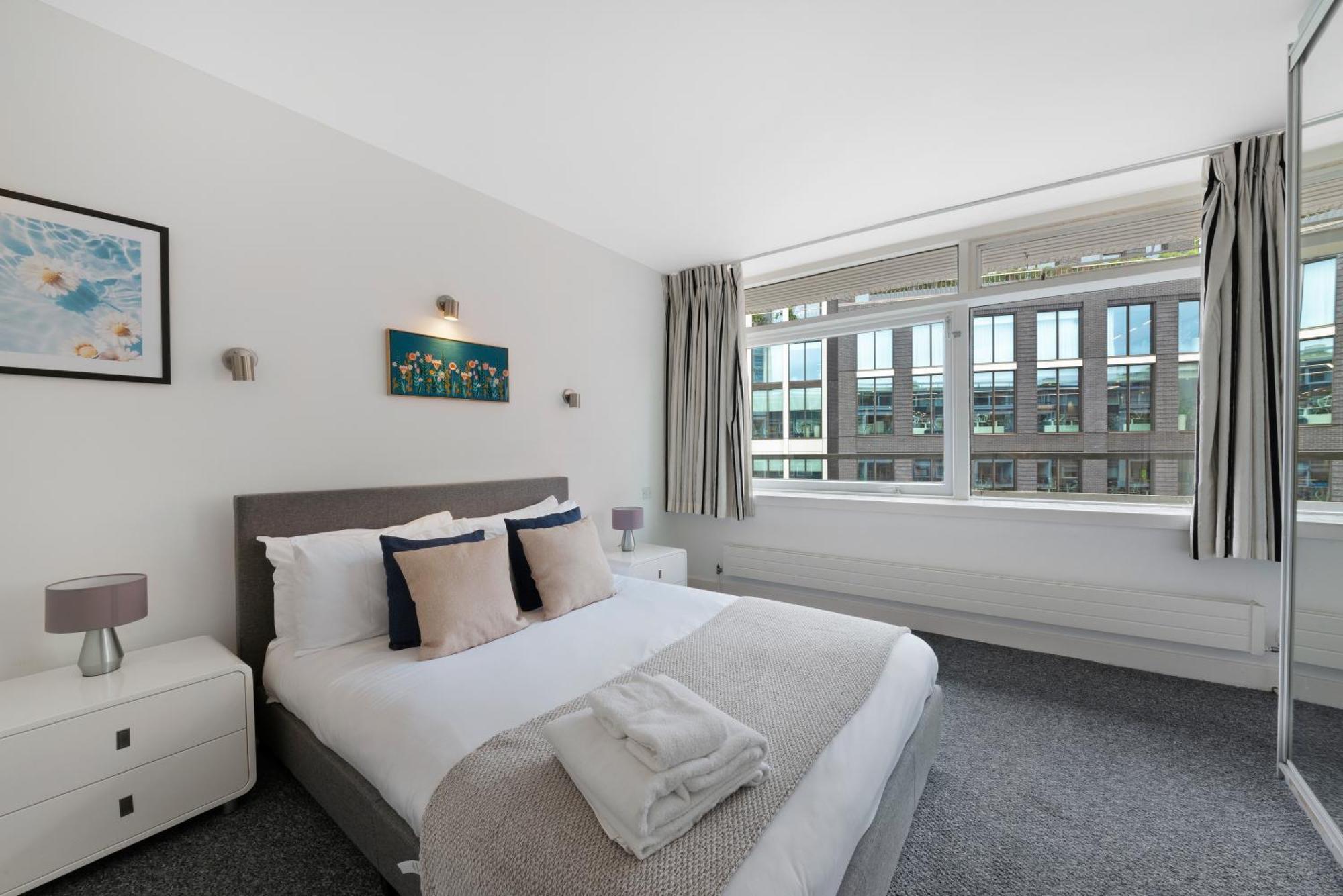 2 Bed Apartment- London- Lift & Balcony * Londen