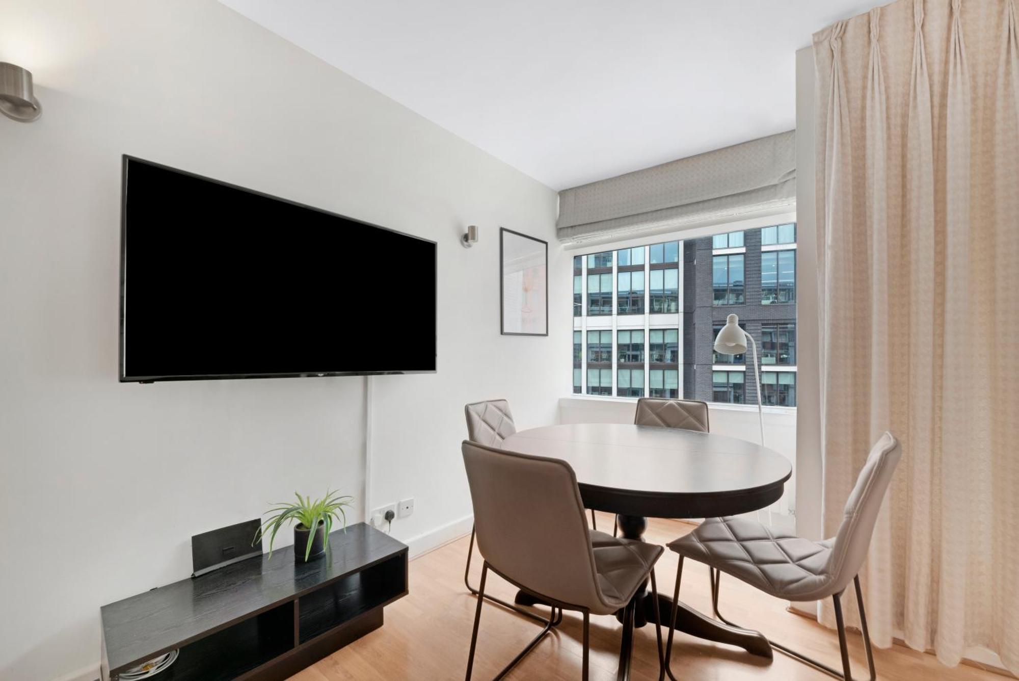 2 Bed Apartment- London- Lift & Balcony Appartement Londen