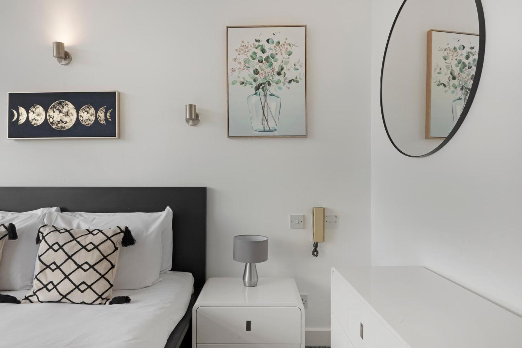 2 Bed Apartment- London- Lift & Balcony Londen