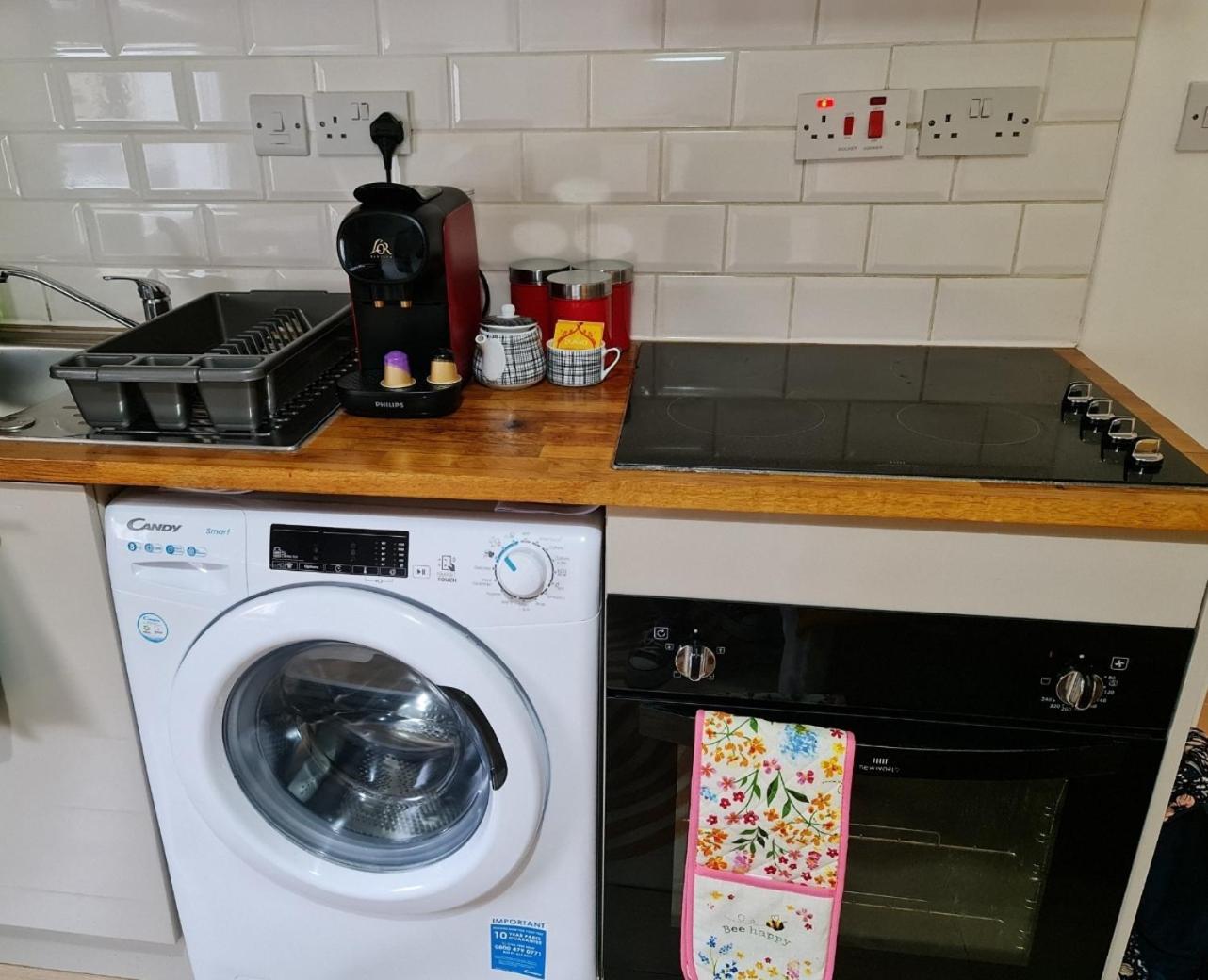 Stylish - Private Bathroom, 15mins To London! Appartement Londen