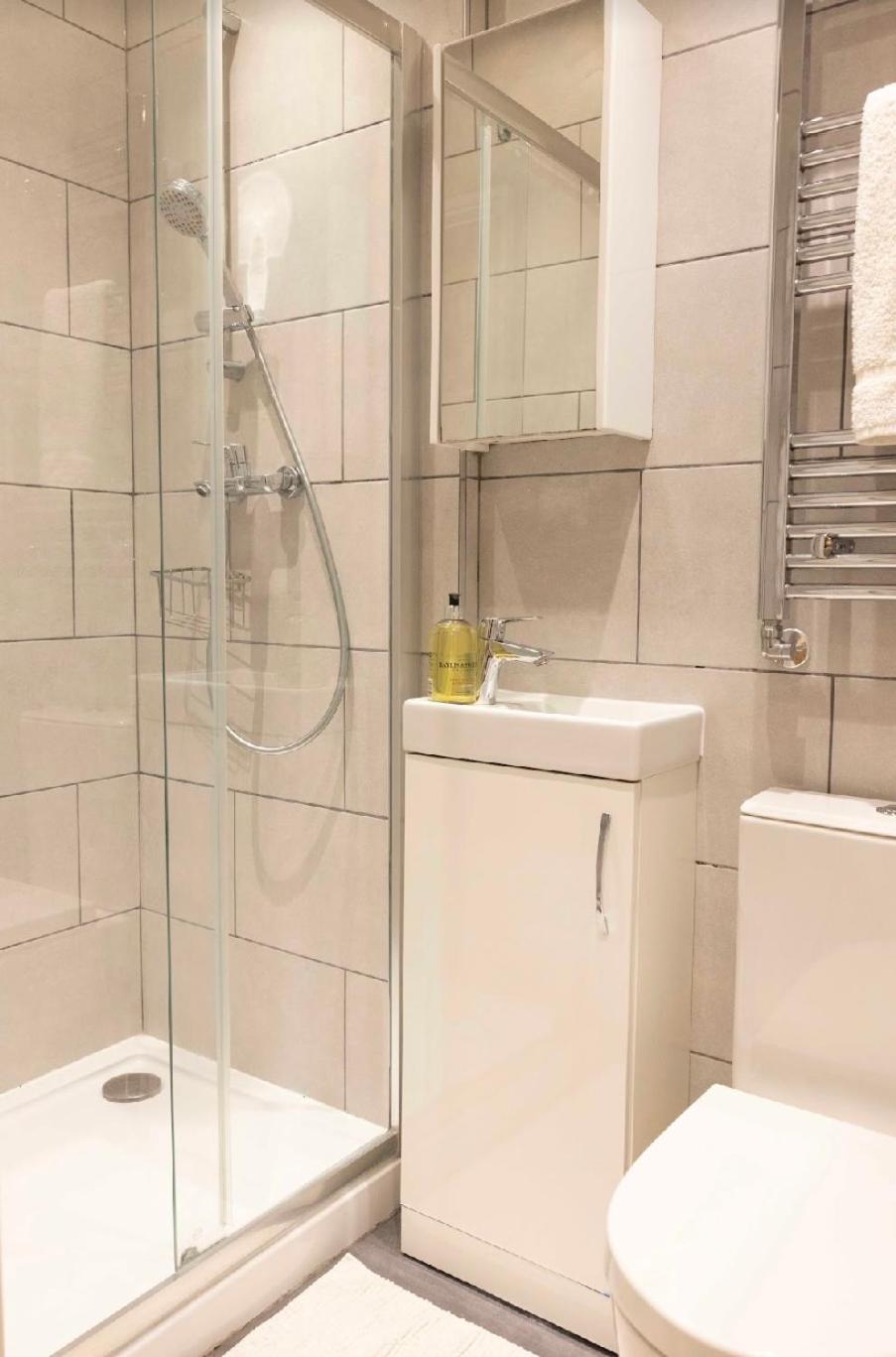 Cosy Flat In Putney, *