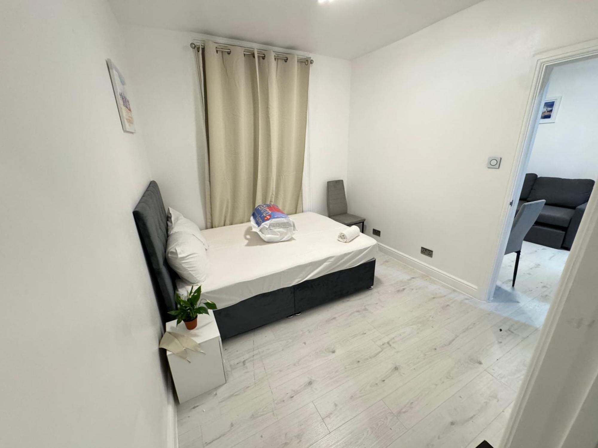 One Bedroom Flat 2nd Floor Victoria London