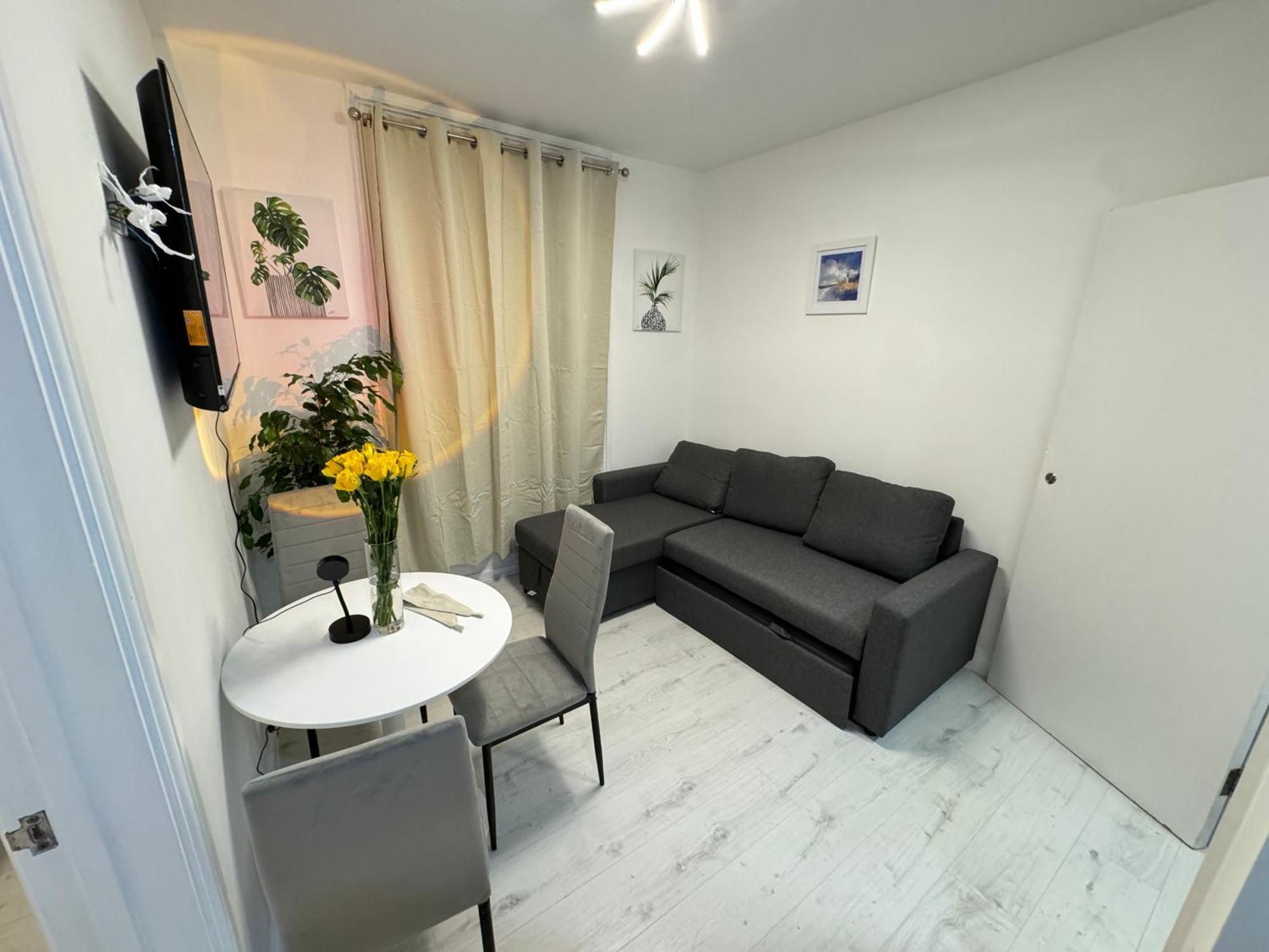 Apartment One Bedroom Flat 2nd Floor Victoria *