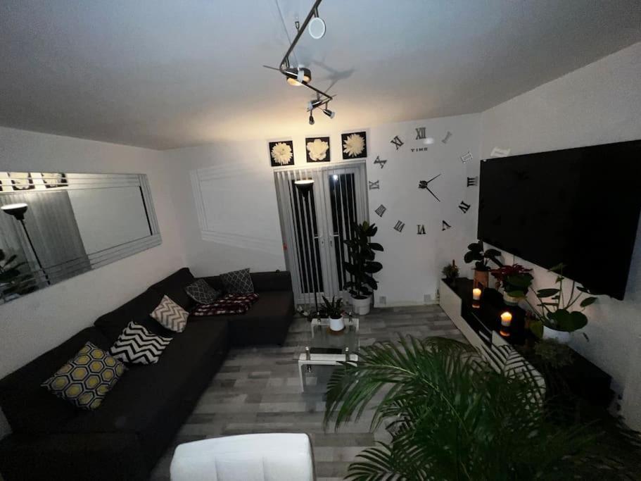Leilighet 1-bed Flat With Fast Wi-fi In Prime Location 15mins From London