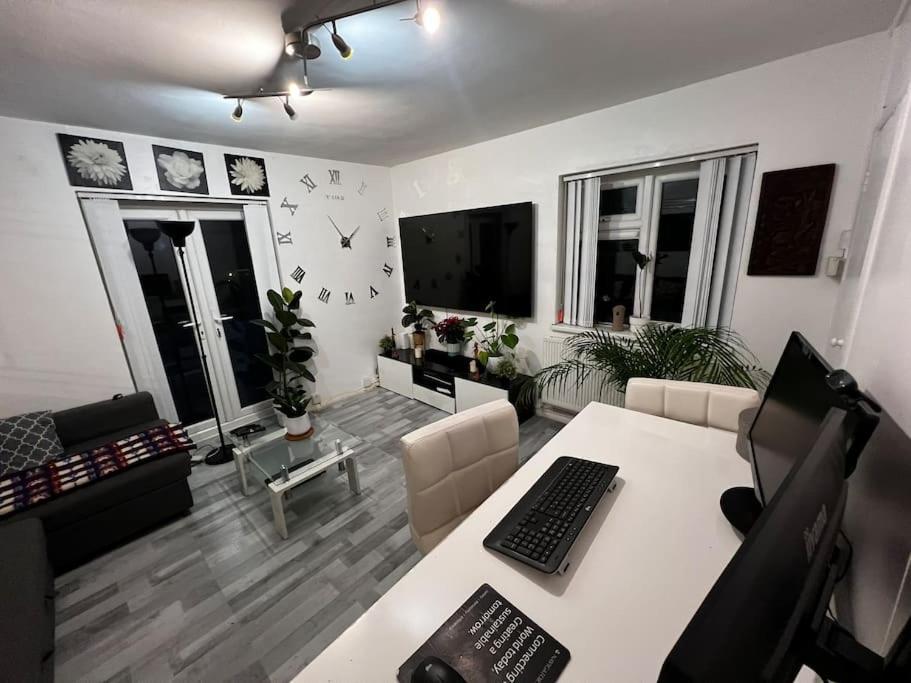 Leilighet 1-bed Flat With Fast Wi-fi In Prime Location 15mins From