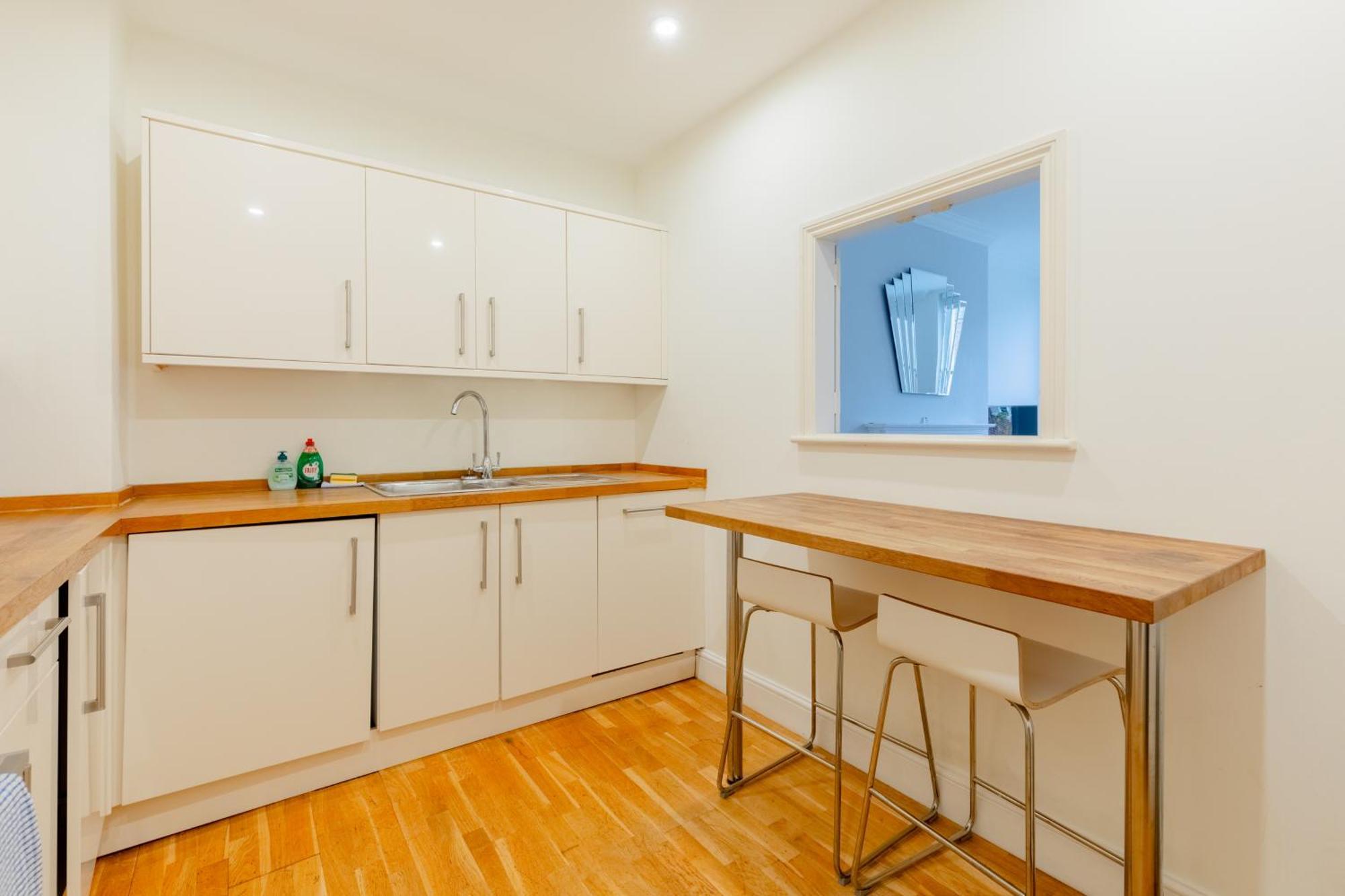 Fantastically Located 2bd Flat Kensington Apartment *