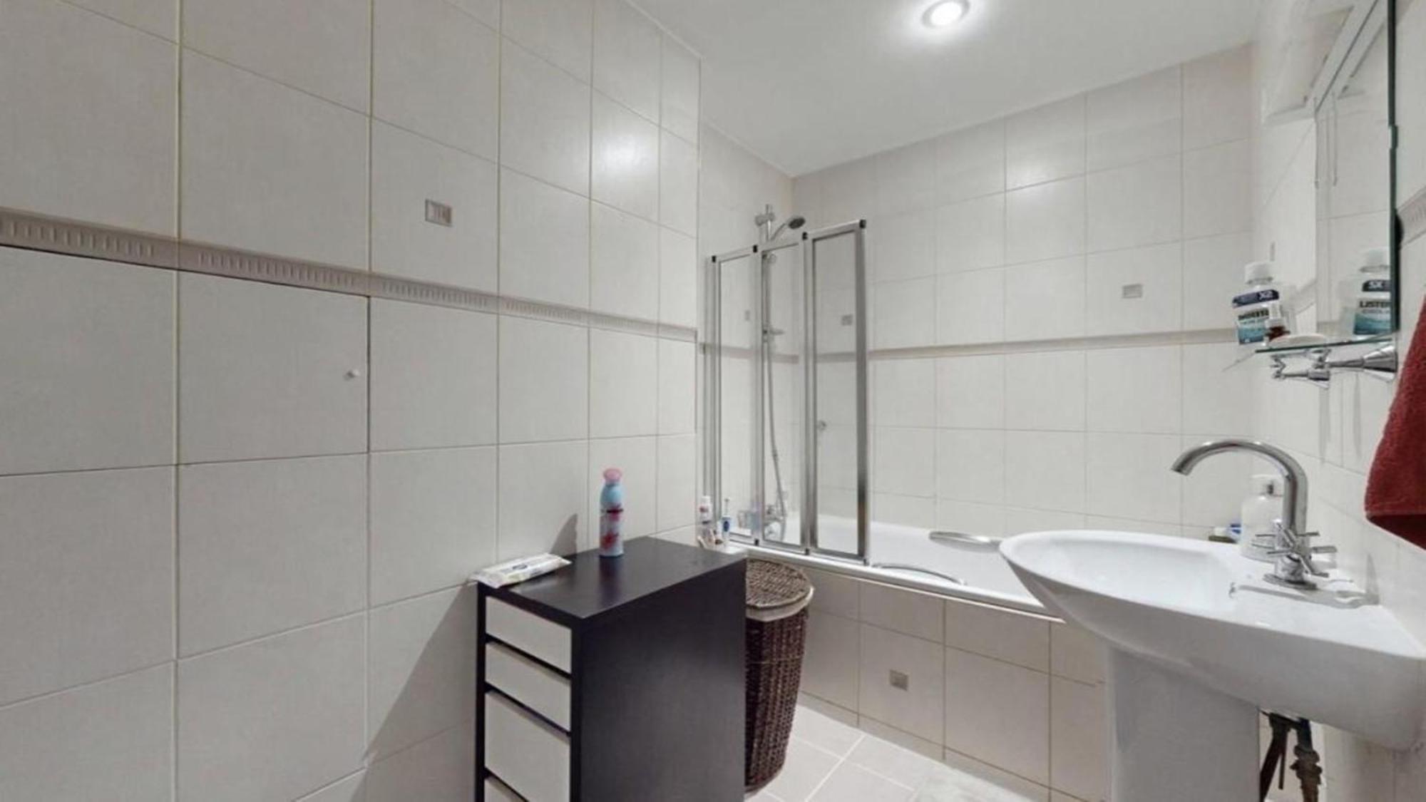 Apartment Bright & Spacious 4-bed Flat In *