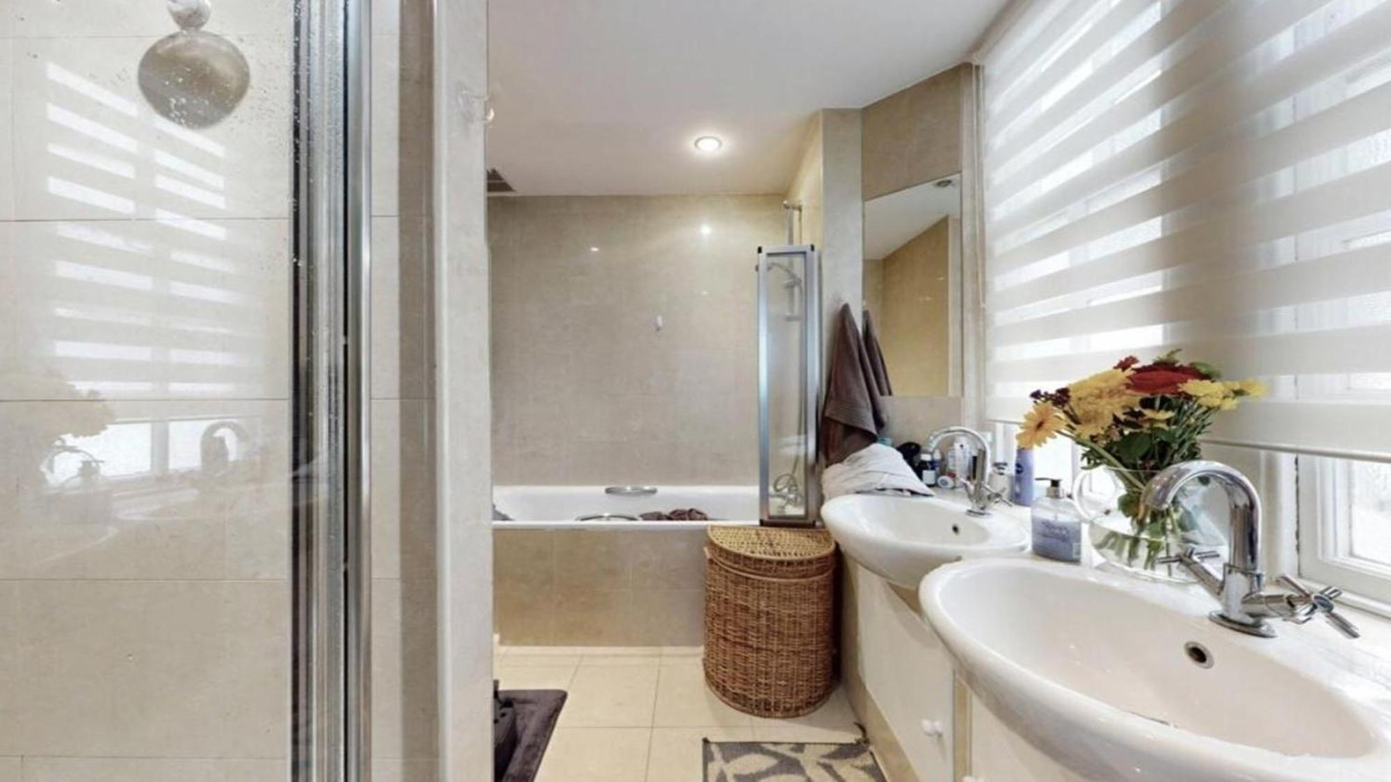 Apartment Bright & Spacious 4-bed Flat In London