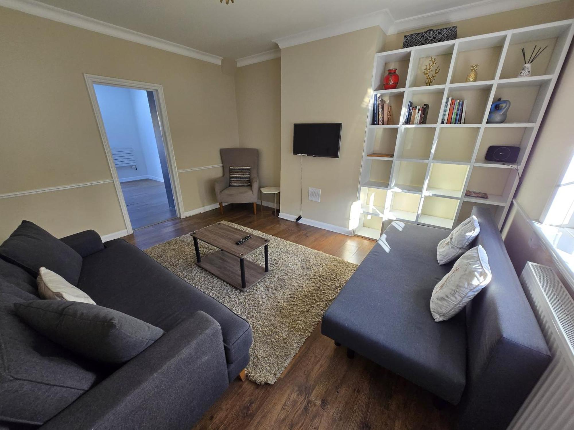 Urban Escape - Spacious 3-bedroom Close To Canary Wharf Holiday home