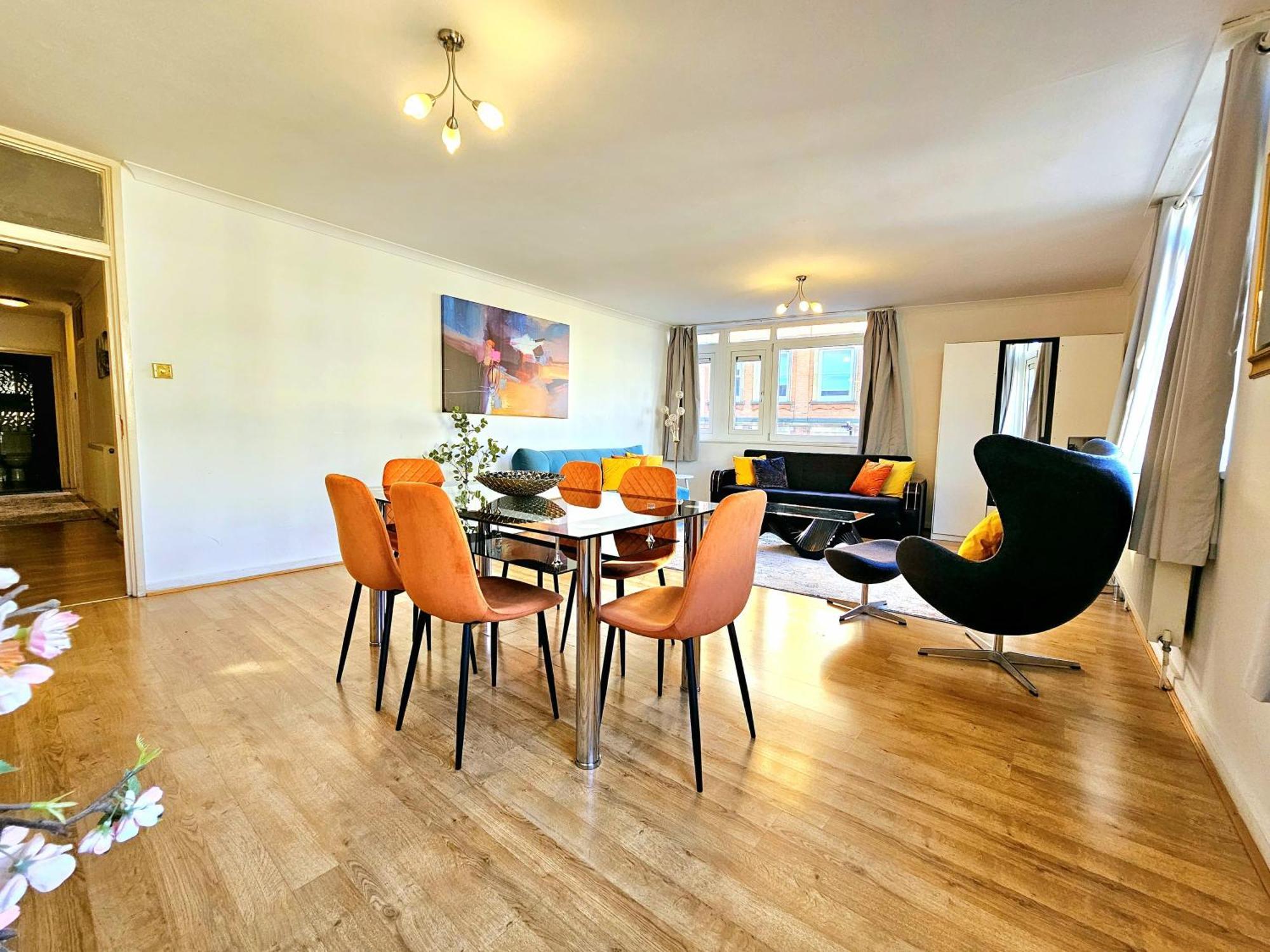 Bright & Spacious In Building With Lift, Right Next To Bayswater Station - Walk To Kensington Palace, Hyde Park, Little Venice & Notting Hill Apartment