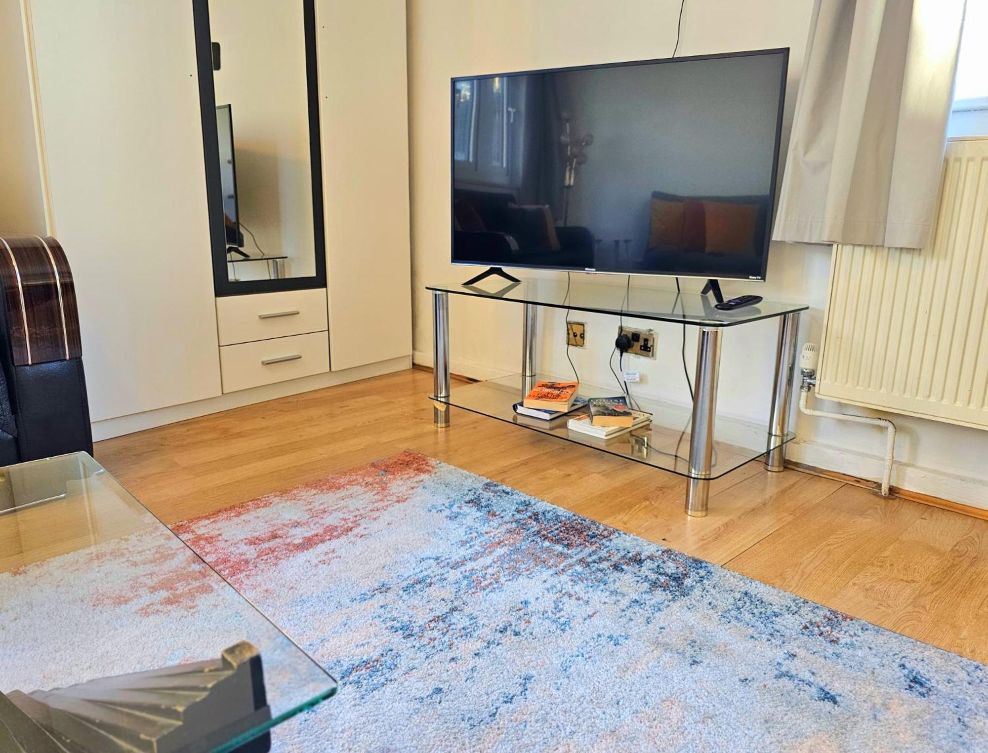 Bright & Spacious In Building With Lift, Right Next To Bayswater Station - Walk To Kensington Palace, Hyde Park, Little Venice & Notting Hill