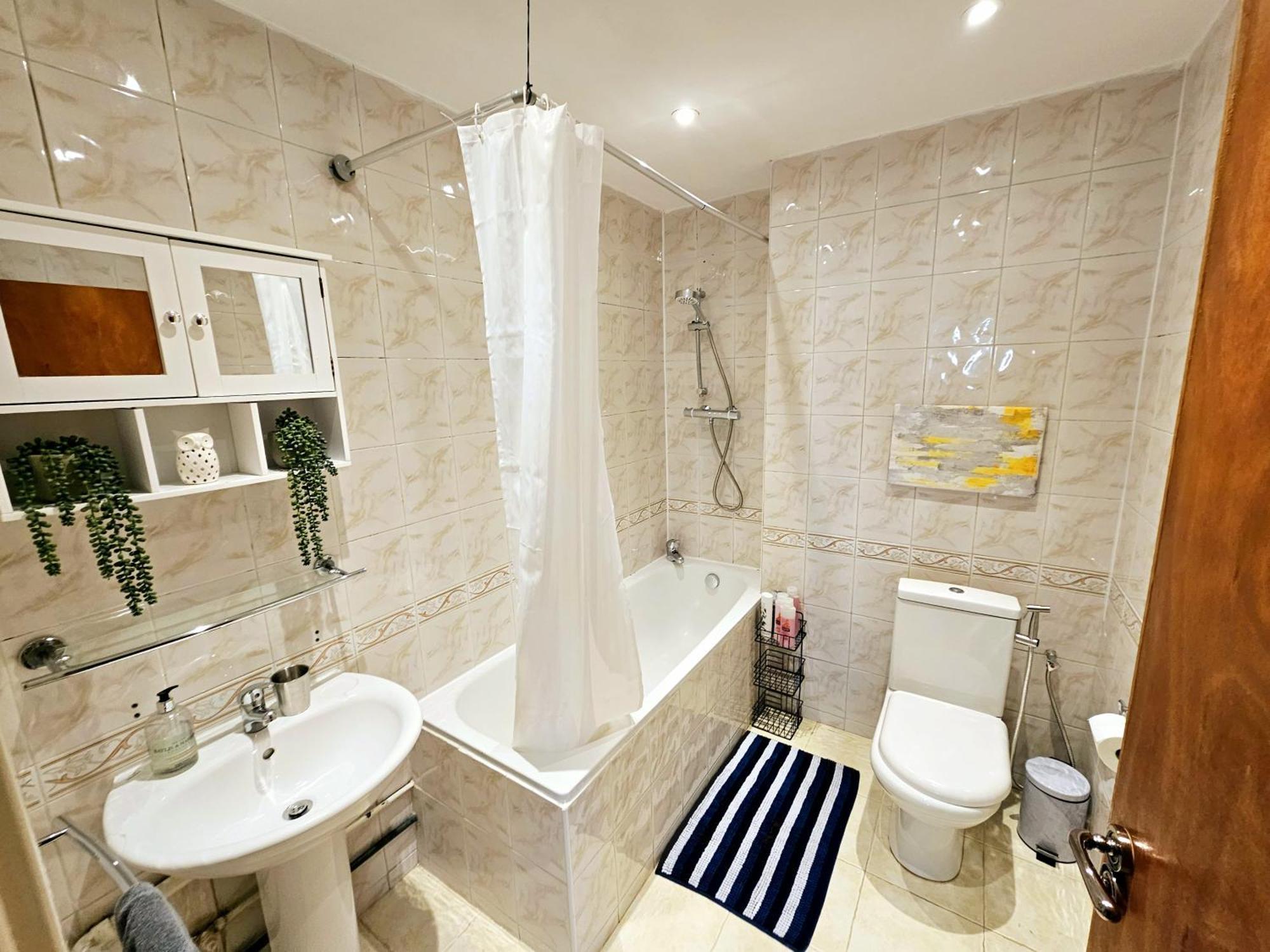 Bright & Spacious In Building With Lift, Right Next To Bayswater Station - Walk To Kensington Palace, Hyde Park, Little Venice & Notting Hill Apartment *