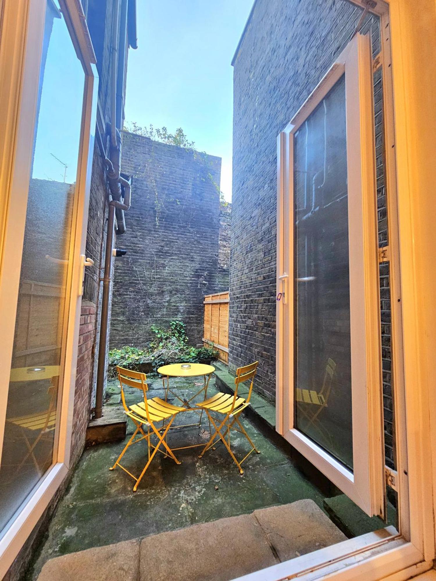 Duplex With 3 Bedrooms And Large Sofa-bed Back Patio, Near Angel And King's Cross Station Apartment