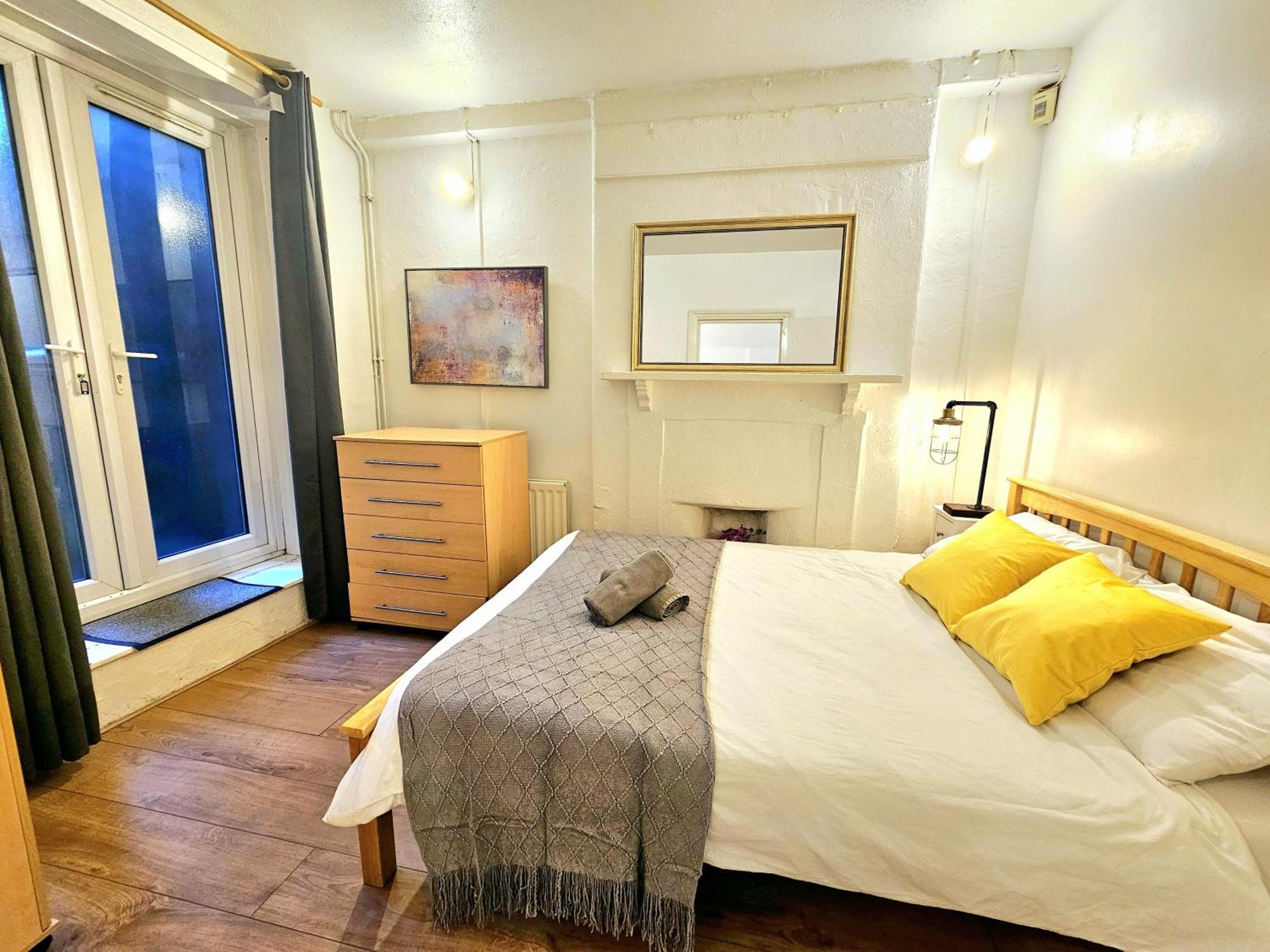 Duplex With 3 Bedrooms And Large Sofa-bed Back Patio, Near Angel And King's Cross Station Apartment London