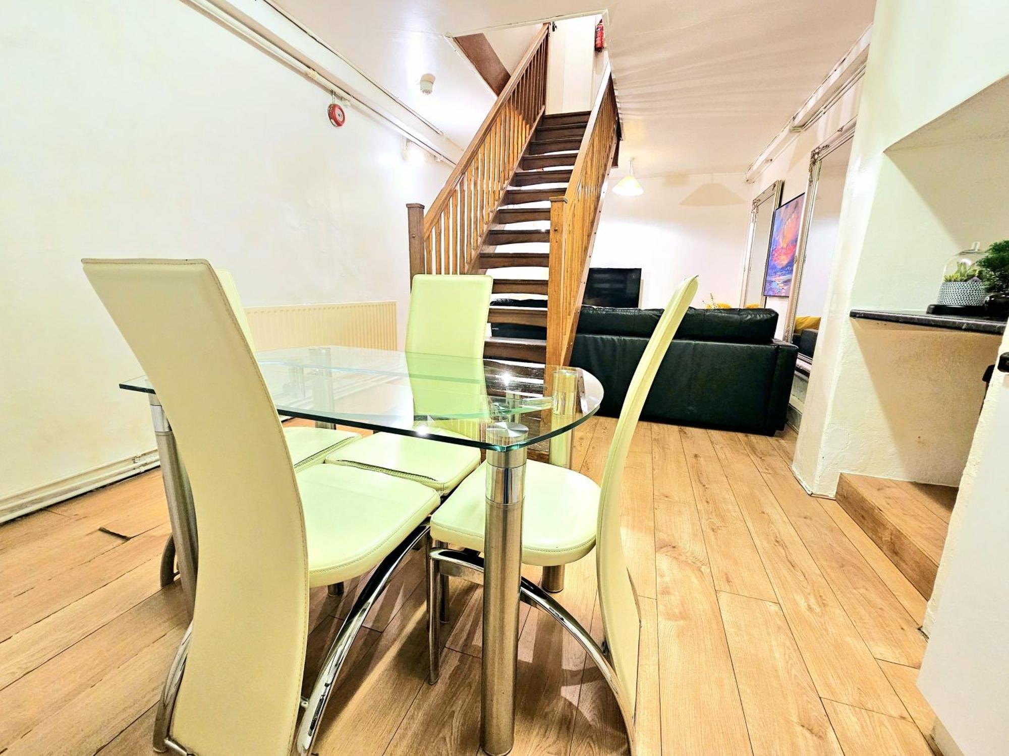 Apartment Duplex With 3 Bedrooms And Large Sofa-bed Back Patio, Near Angel And King's Cross Station London