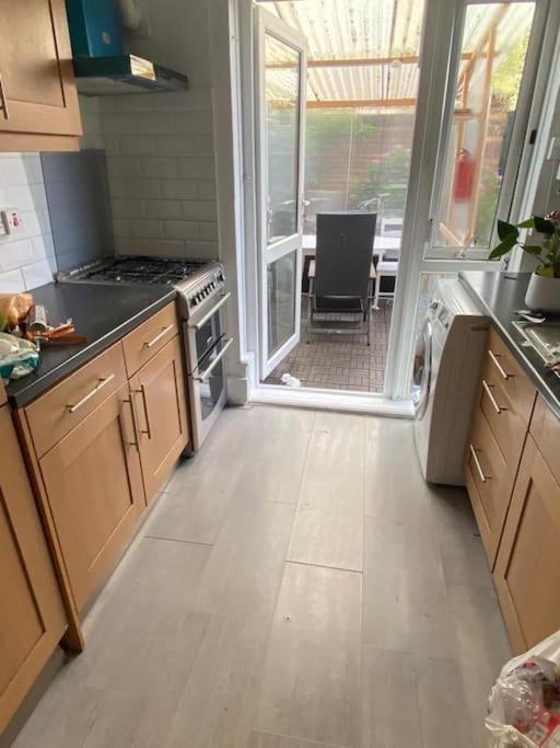Spacious 3 Bedroom Near Victoria Station Apartment *