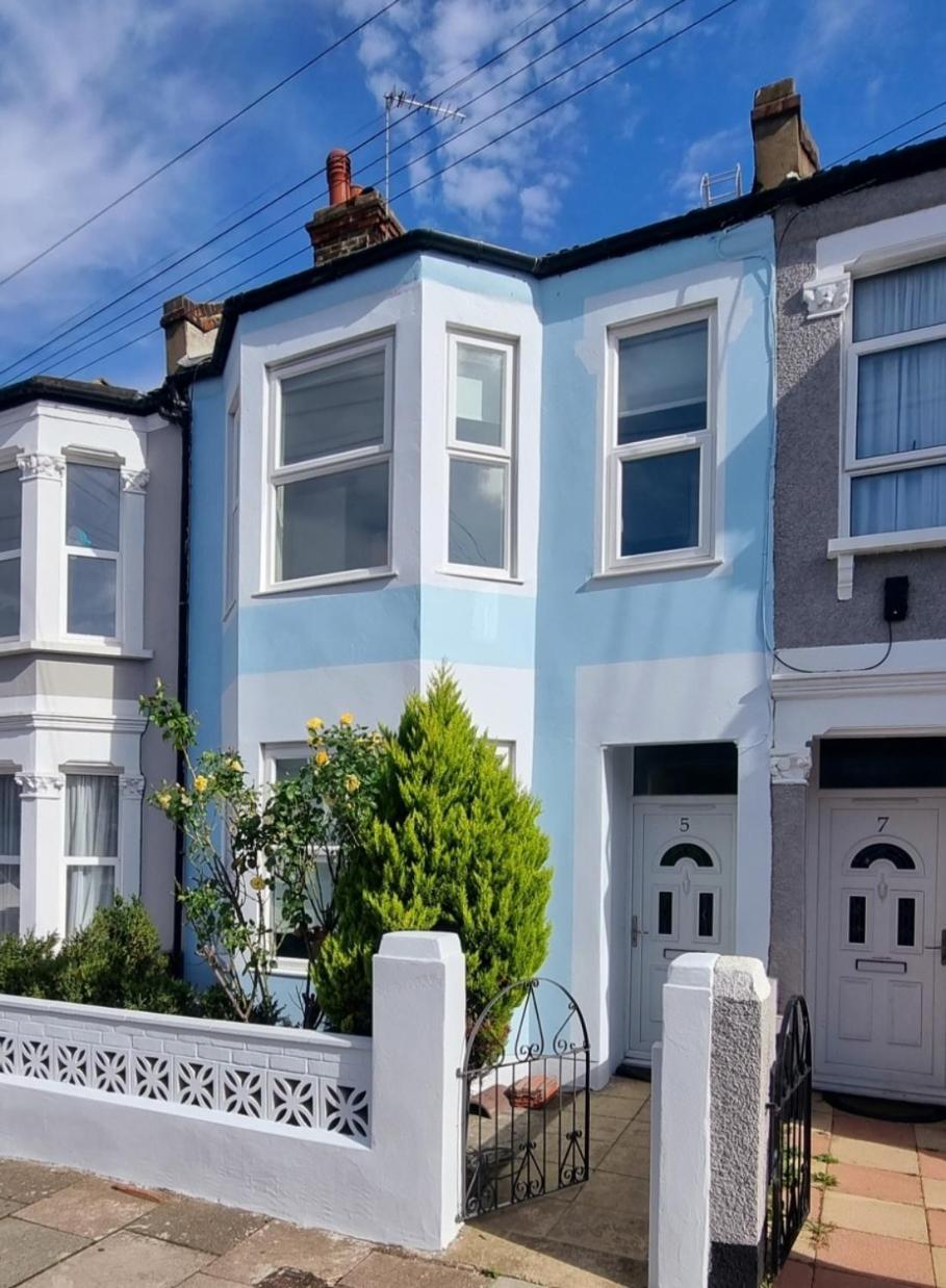 5 Bed With Cinema, F1 Racing Sim, 1 Gb Internet, Bbq, Garden, 20 Mins London, Parking, Ev Port, Metro 5 Mins Walk * London