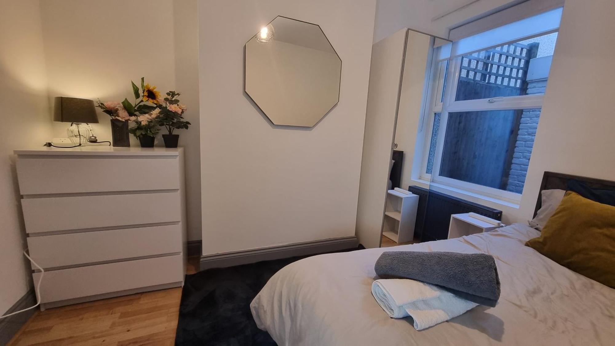 5 Bed With Cinema, F1 Racing Sim, 1 Gb Internet, Bbq, Garden, 20 Mins London, Parking, Ev Port, Metro 5 Mins Walk Apartment