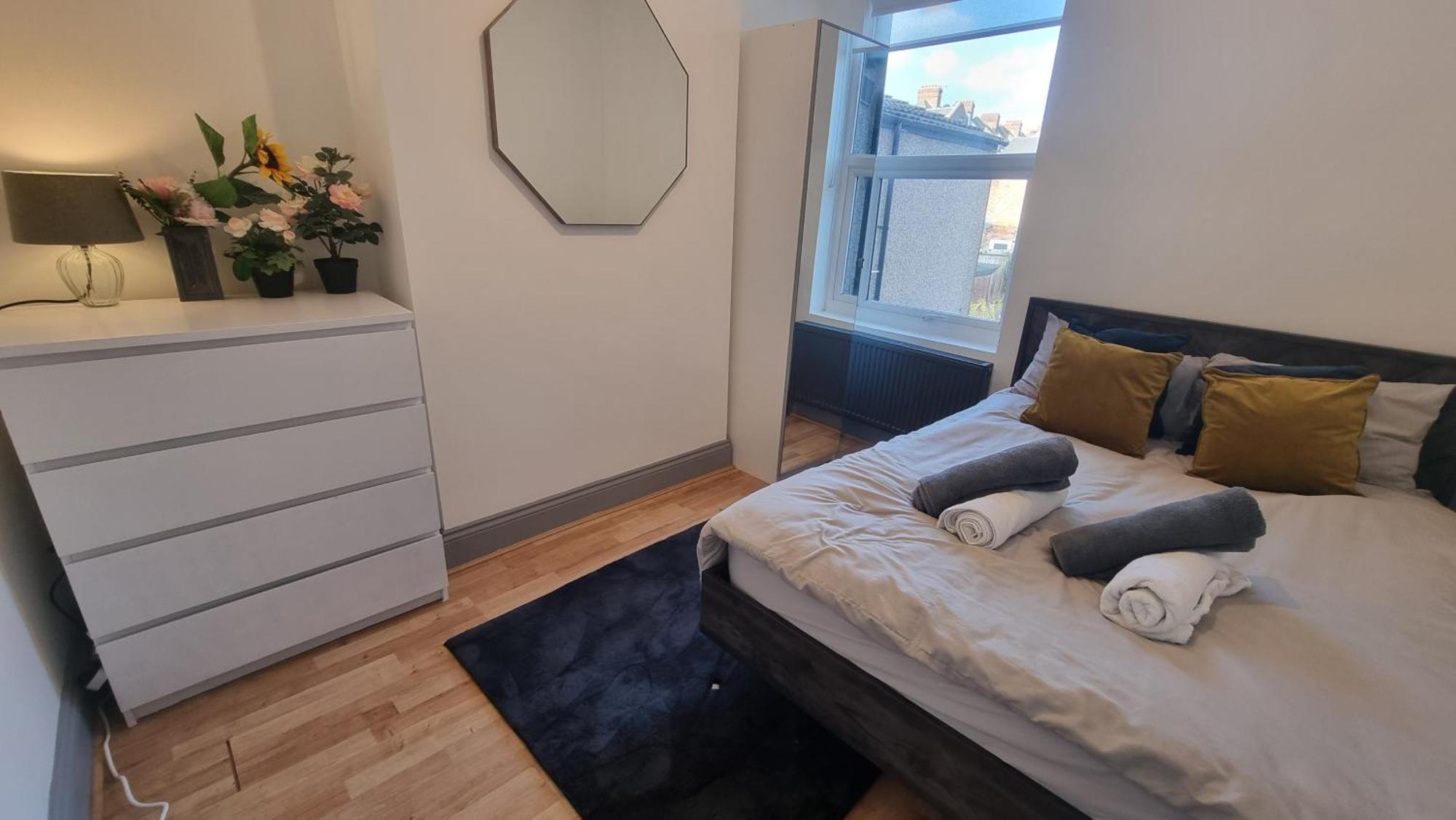 Apartment 5 Bed With Cinema, F1 Racing Sim, 1 Gb Internet, Bbq, Garden, 20 Mins London, Parking, Ev Port, Metro 5 Mins Walk