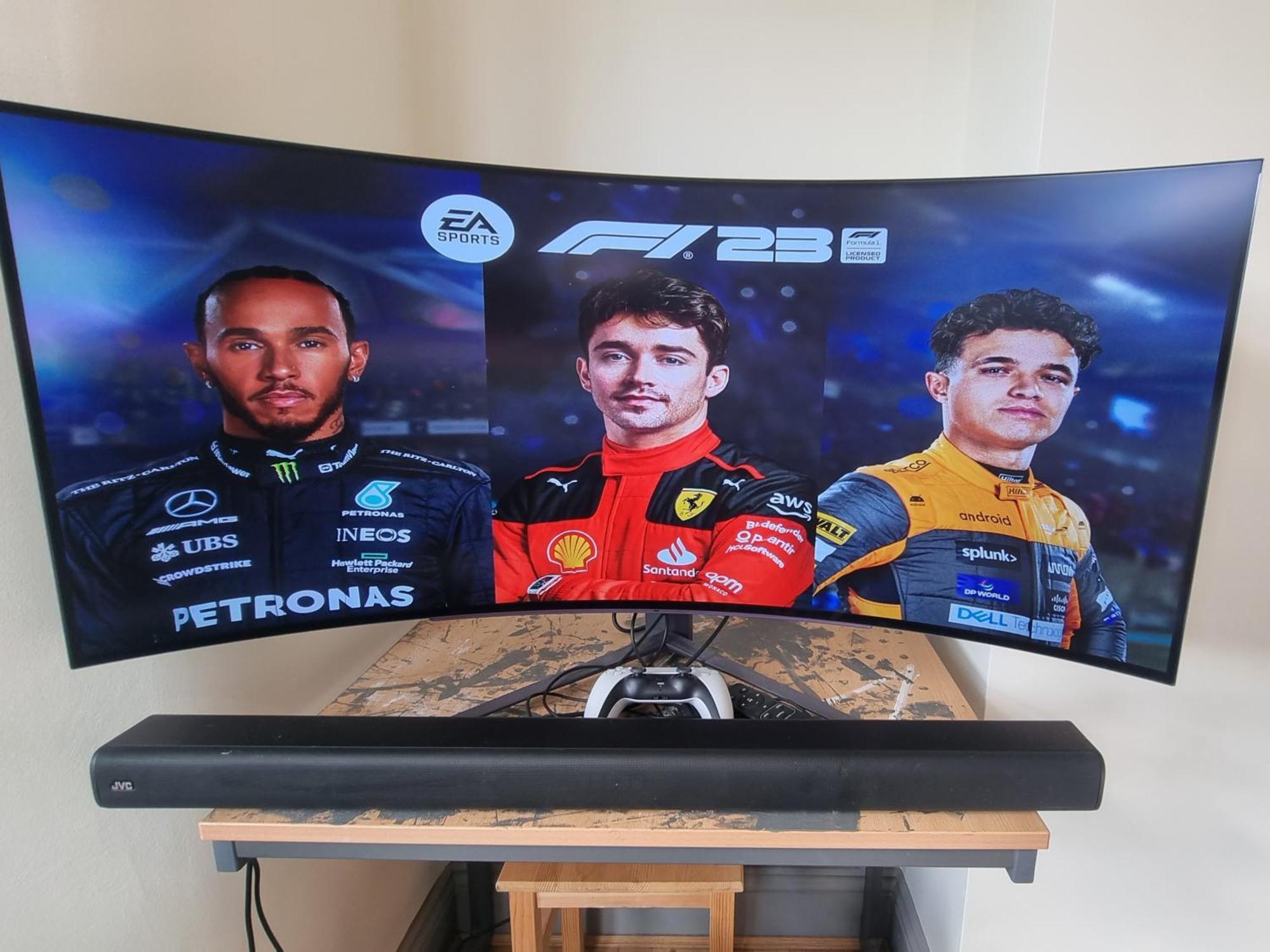 Apartment 5 Bed With Cinema, F1 Racing Sim, 1 Gb Internet, Bbq, Garden, 20 Mins London, Parking, Ev Port, Metro 5 Mins Walk London