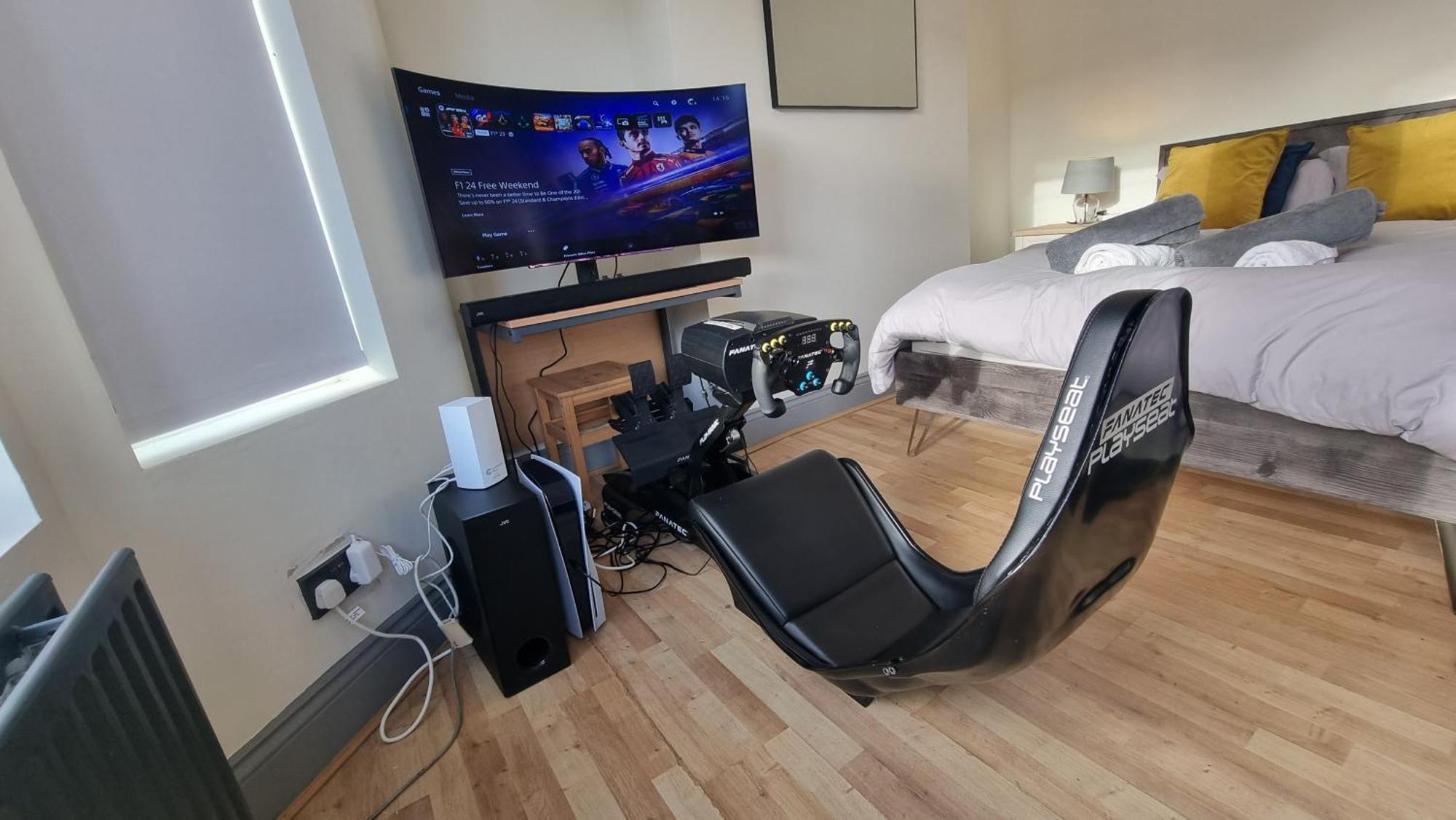 5 Bed With Cinema, F1 Racing Sim, 1 Gb Internet, Bbq, Garden, 20 Mins London, Parking, Ev Port, Metro 5 Mins Walk Apartment *