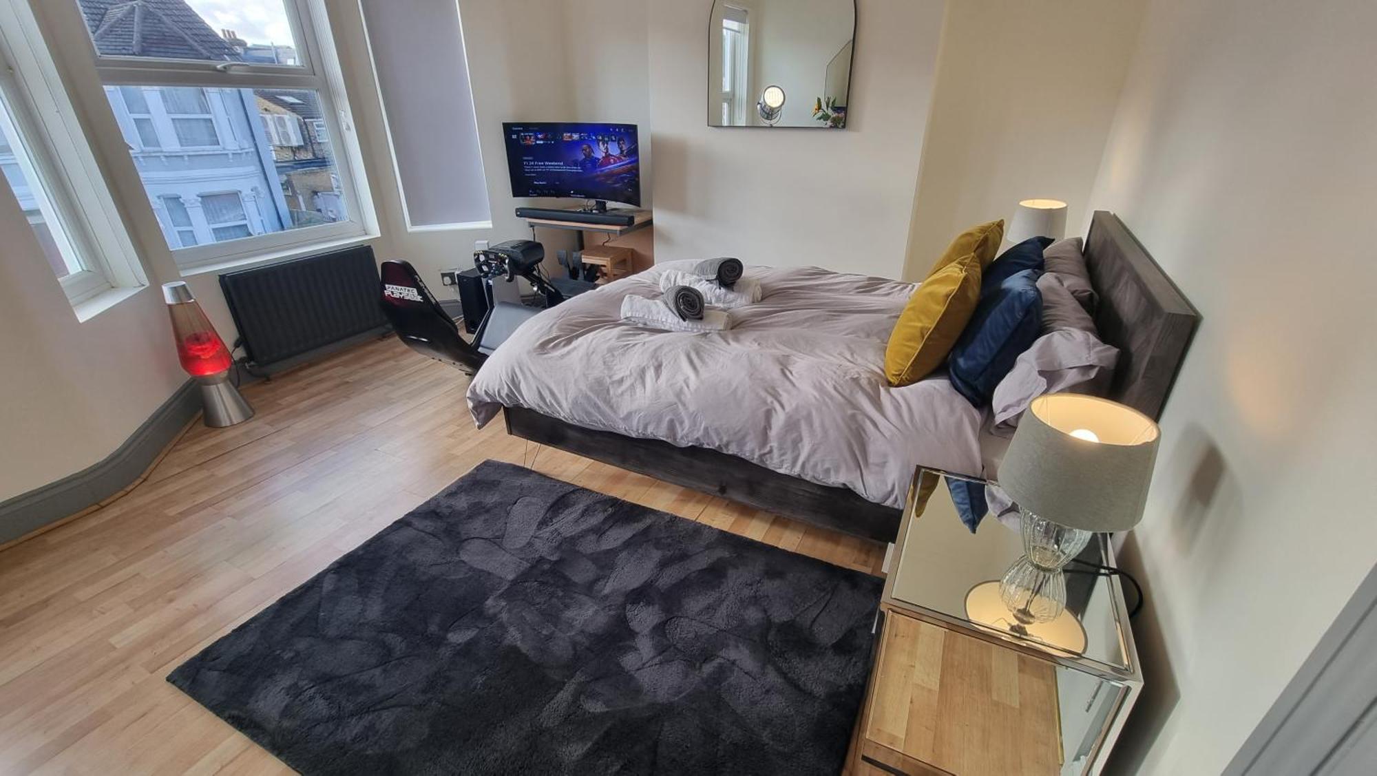 5 Bed With Cinema, F1 Racing Sim, 1 Gb Internet, Bbq, Garden, 20 Mins London, Parking, Ev Port, Metro 5 Mins Walk * London