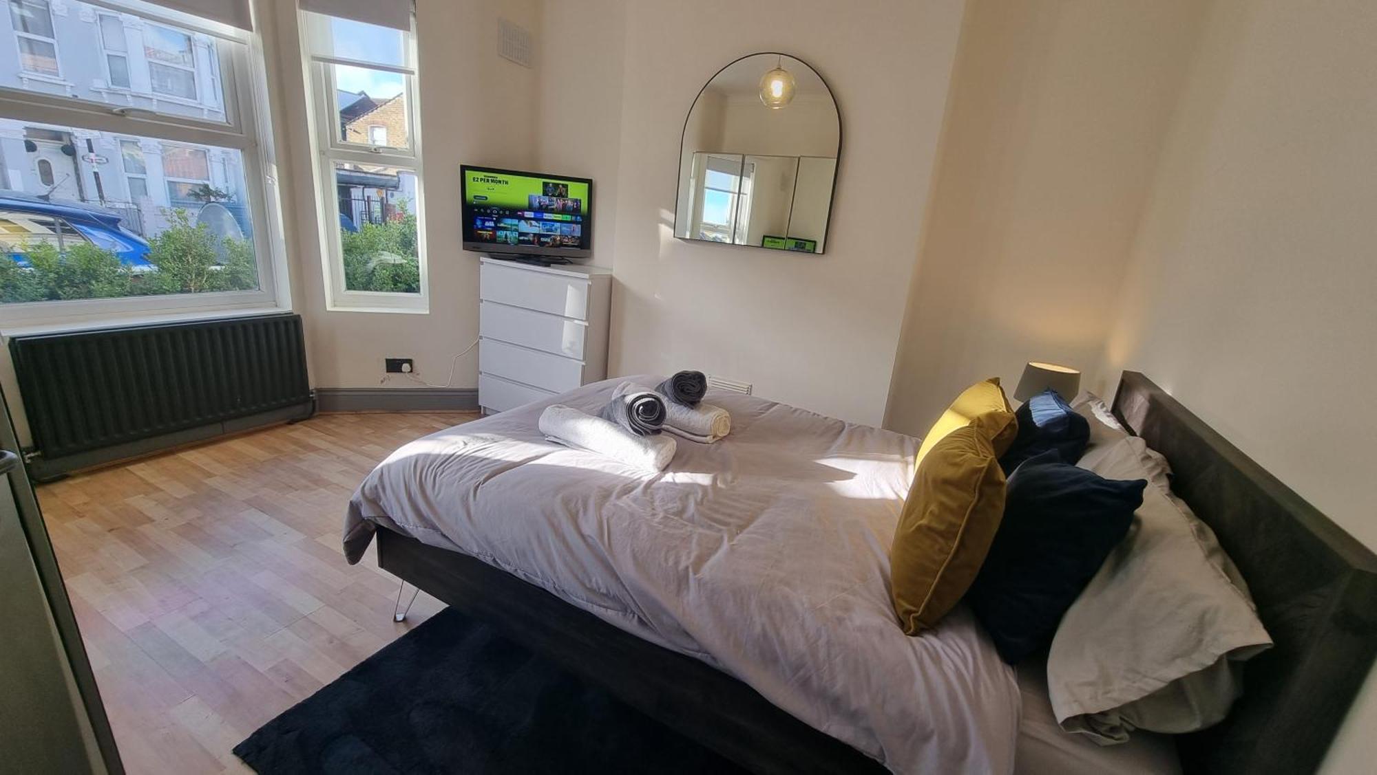 Apartment 5 Bed With Cinema, F1 Racing Sim, 1 Gb Internet, Bbq, Garden, 20 Mins London, Parking, Ev Port, Metro 5 Mins Walk *